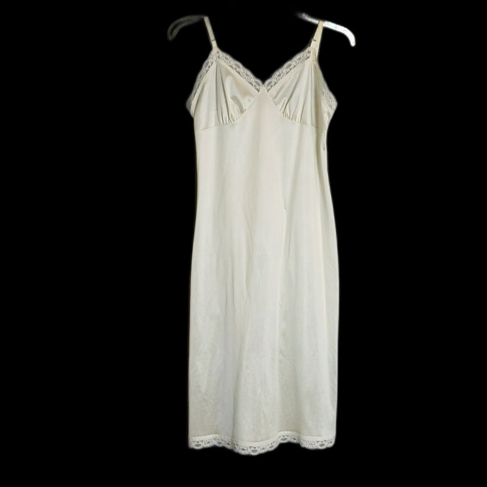 Deena Ivory Nylon Slip Women's 34 Made in USA VINTAGE